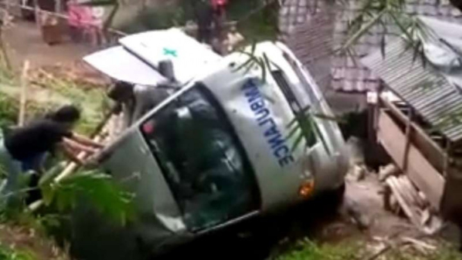 Ambulans jatuh ke jurang di Garut.