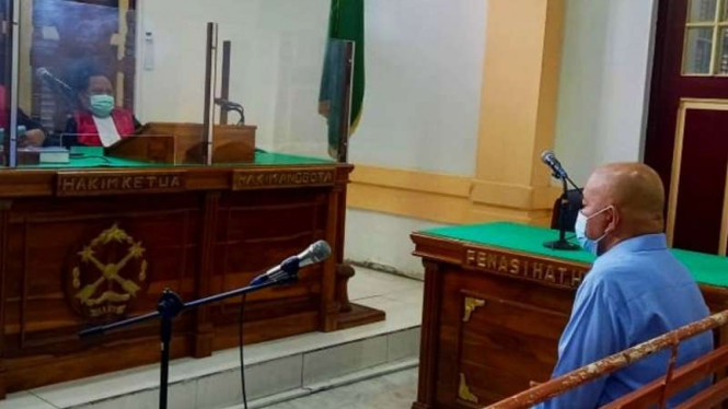 Pardamean Siregar (kanan), mantan Kepala Dinas Pendidikan Kota Tebing Tinggi, Sumatera Utara, saat sidang dengan aganda pembacaan putusan di Pengadilan Tindak Pidana Korupsi di Medan, Senin 9 Agustus 2021.
