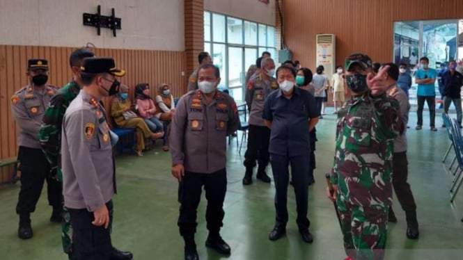 Kepala Polda Sumatera Barat Irjen Pol Toni Harmanto bersama Komandan Korem 032/Wirabraja Brigjen TNI Arief Gajah Mada meninjau vaksinasi HTT di Padang, Senin, 9 Agustus 2021.