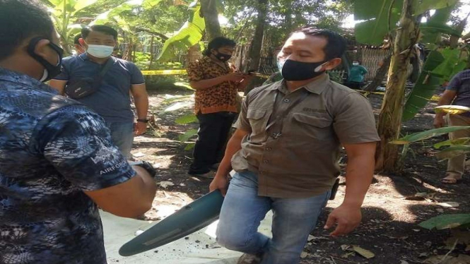 Benda diduga komponen pesawat jatuh di Ngawi diamankan warga sekitar