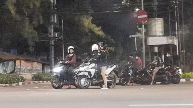 Sekelompok pemuda melakukan aksi balap liar di kawasan Medan Merdeka Timur