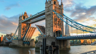 Ada Kendala Teknis, Tower Bridge London Macet dalam Kondisi Terbuka