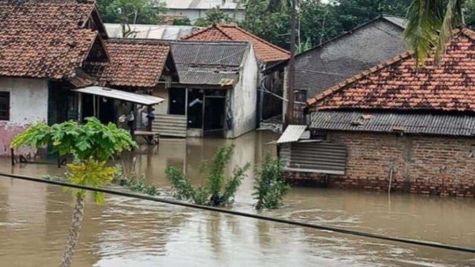 Permukiman di Desa Tanjung Sari, Kecamatan Cikarang Utara, Kabupaten Bekasi, Jawa Barat, terendam banjir akibat meluapnya Kali Ulu, Selasa, 11 Agustus 2021.