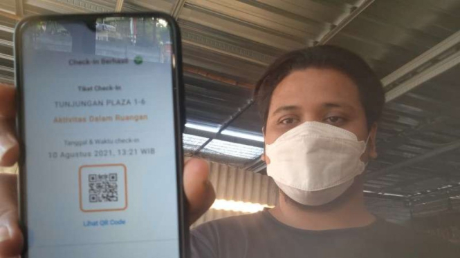 Pengunjung Tunjungan Plaza Surabaya tunjukkan barcode vaksinasi