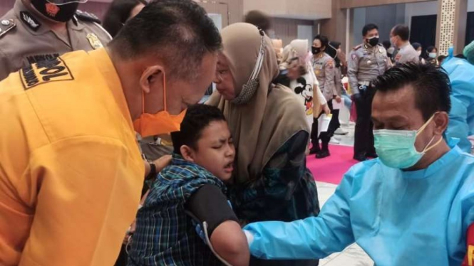 Seorang penyandang disabilitas sesaat sebelum disuntik vaksin COVID-19 dalam kegiatan vaksinasi secara massal untuk para difabel ODGJ di Markas Polda Jawa Timur di Surabaya, Selasa, 10 Agustus 2021.