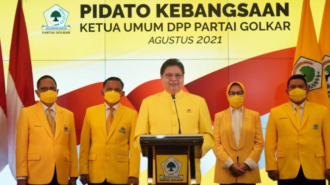 Ketua Umum Golkar Airlangga Hartarto (tengah) saat pidato kebangsaan.