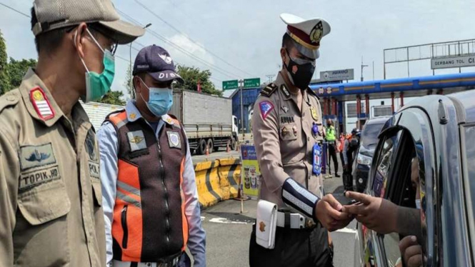 Pemeriksaan di pos penyekatan di kawasan Puncak, Bogor, Jawa Barat