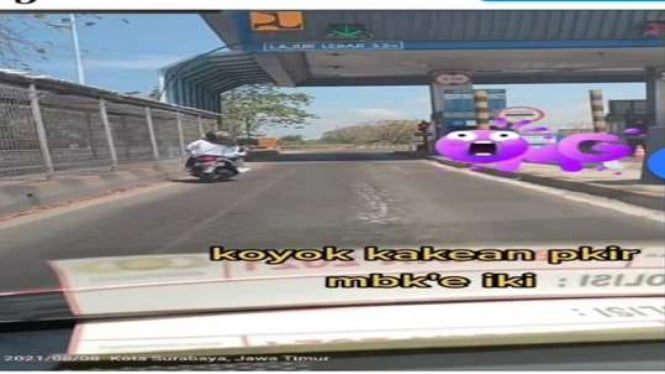Tangkapan layar video motor masuk tol di Surabaya.