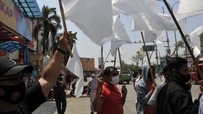 Puluhan pedagang di Pasar Sentra Grosir Cikarang kibarkan bendera putih.