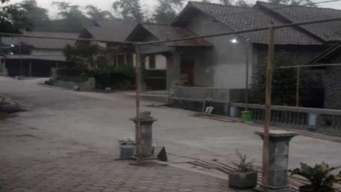 Ilustrasi - Kondisi hujan abu tipis dampak erupsi Gunung Merapi yang didokumentasikan oleh warga di Desa Jrakah, Kecamatan Selo, Kabupaten Boyolali, Minggu, 8 Agustus 2021.