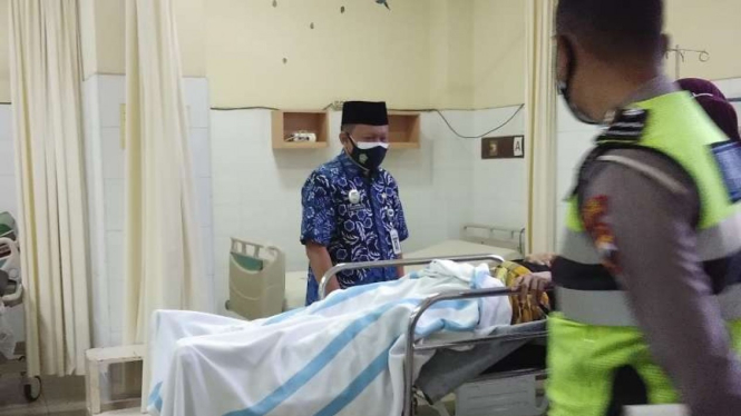 Ketua Umum MUI Miftachul Akhyar (terbaring di ranjang) dirawat di RSUD Salatiga, Jawa Tengah, setelah mengalami luka ringan akibat mobil yang dia tumpangi kecelakaan di tol Salatiga, Kamis pagi, 12 Agustus 2021.