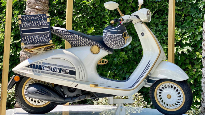 Vespa 946 edisi Christian Dior.