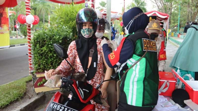 Vaksinasi drive thru dilakukan di Kalimantan Tengah