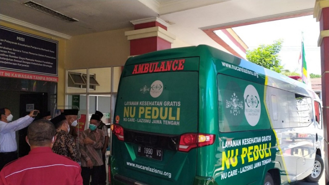 Mobil Ambulans NU Peduli membawa KH Miftachul Akhyar ke RSI Surabaya 