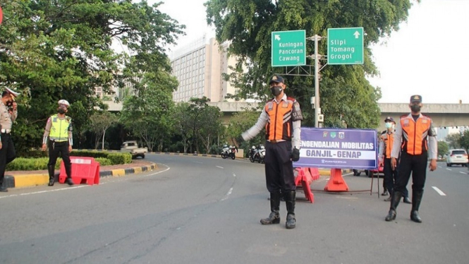Petugas Dishub DKI dan Kepolisian berjaga di kawasan ganji genap Jakarta
