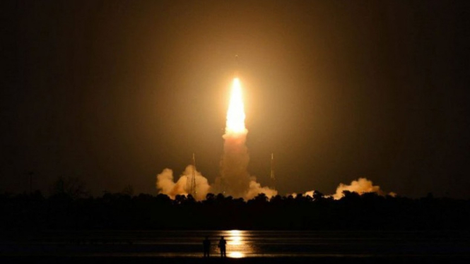 Warga menyaksikan peluncuran satelit observasi bumi EOS-03 milik India di Pusat Antariksa Satish Dhawan di Sriharikota, India, Kamis (12/8/2021).