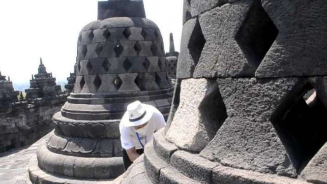 Petugas Balai Konservasi Borobudur mengecek abu Merapi di Candi Borobudur.