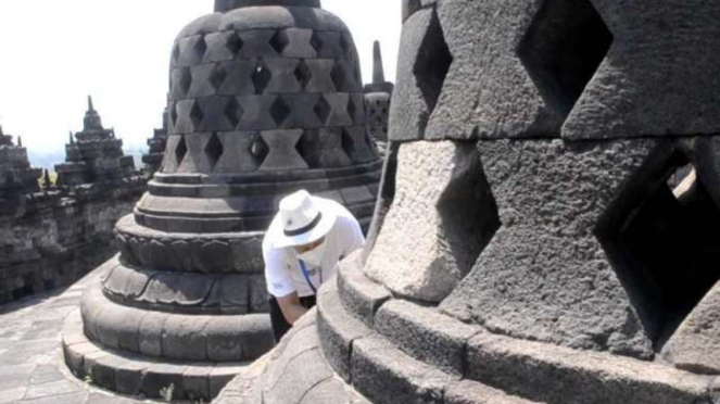 Petugas Balai Konservasi Borobudur mengecek abu Merapi yang mengguyur kawasan Ca
