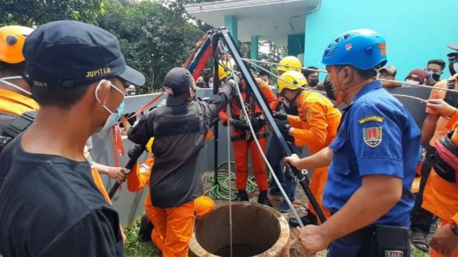 Tim SAR evakuasi pria tewas dalam sumur diduga akibat gas beracun