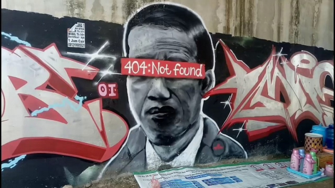 Mural wajah mirip Presiden Jokowi di kolong jembatan Kereta Bandara Soetta
