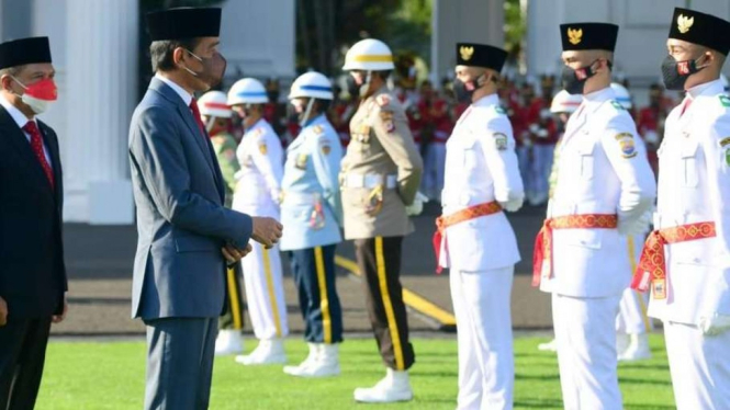 Presiden Jokowi Bersama Paskibraka 2021 di Halaman Istana Merdeka Jakarta