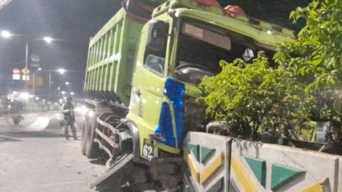 Sebuah truk alami kecelakaan di Jakarta Pusat.