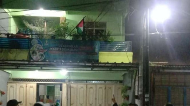Warga di Tangerang memasang bendera Palestina di rumahnya.