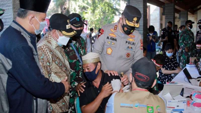 Kapolda NTB Irjen M Iqbal meninjau vaksinasi pelaku usaha dan warga di Lombok