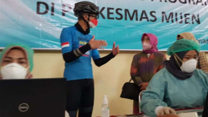Gubernur Jawa Tengah Ganjar Pranowo bersama Direktur Jaminan Pelayanan Kesehatan BPJS Kesehatan Lily Kresnowati mengecek pelaksanaan vaksinasi untuk kelompok rentan di Semarang, Jumat, 13 Agustus 2021.