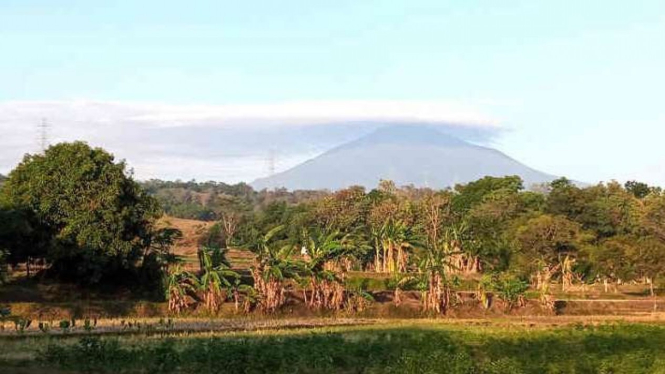 Puncak Gunung Ciremai terlihat dari Kabupaten Cirebon, Jawa Barat.