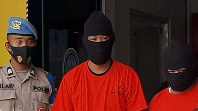 Oknum polisi WS (tengah) ditangkap BNNK Purbalingga karena terlibat narkoba