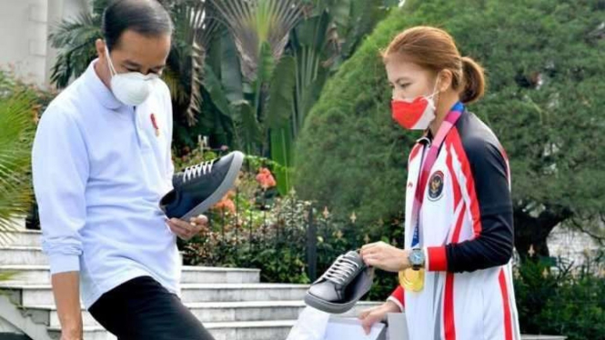Greysia Polii Menawarkan Sepatu Usahanya ke Presiden Jokowi