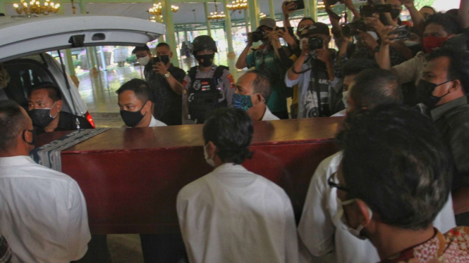 Jenazah KGPAA Mangkunegara IX tiba di  istana Pura Mangkunegaran, Solo.