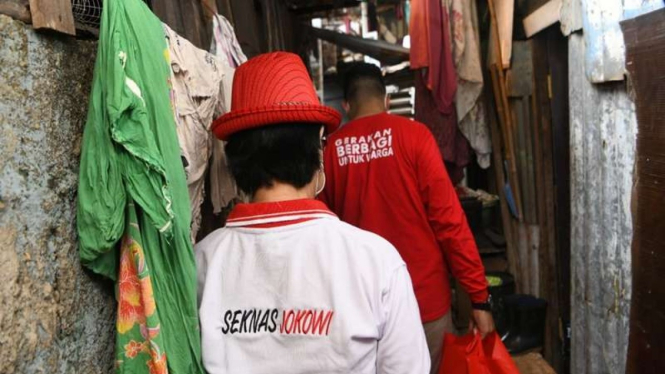 Seknas Jokowi bersama gerakan berbagi membantu warga terdampak COVID-19