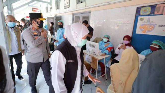 Vaksinasi di SMAN 2 Surabaya