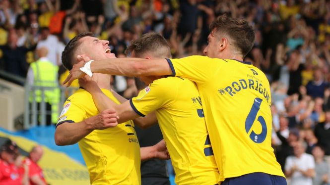 Pemain Oxford United merayakan gol