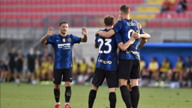 Para pemain Inter Milan merayakan gol. 