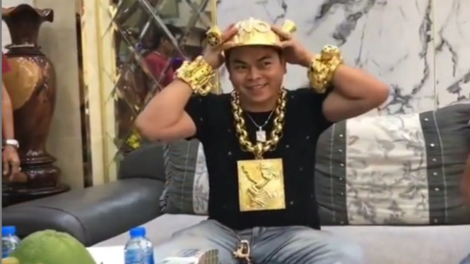 Viral Pria Ini Pamer Perhiasan hingga Beli Topi Emas (Instagram/makassar_iinfo)