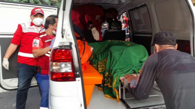 Evakuasi korban tewas dalam kebakaran di dekat Pasar Kambing, Bangka, Jaksel.