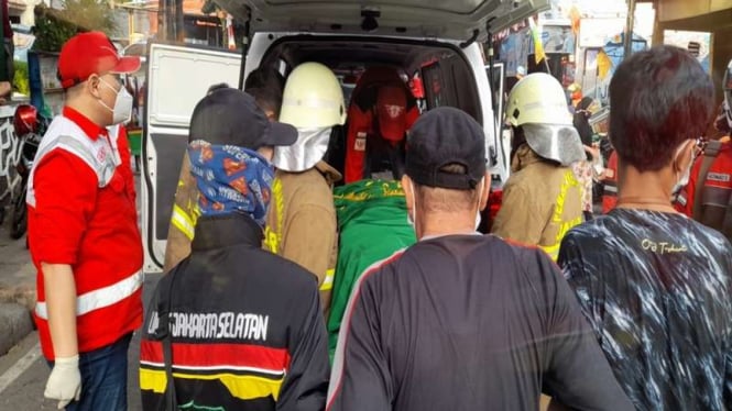 Korban kebakaran dekat pasar kambing di Jakarta Selatan dibawa ambulans