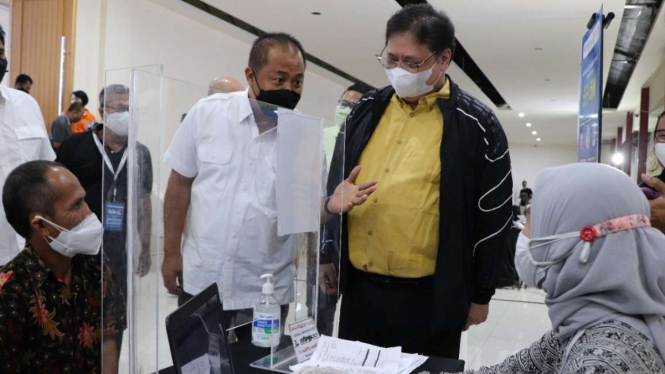 Menko Perekonomian Airlangga Hartarto saat cek vaksinasi di Karanganyar, Jateng.