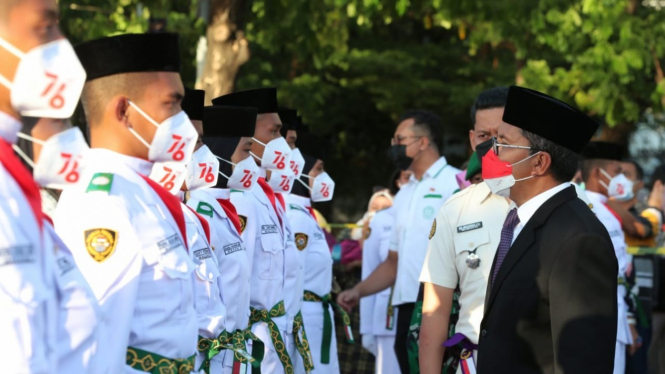 Wali Kota Makassar, Ramdhan Pomanto, mengukuhkan Paskibraka.