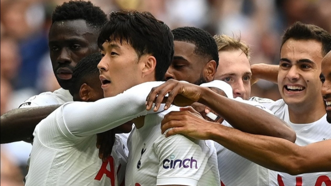 Para pemain Tottenham Hotspur merayakan gol. 