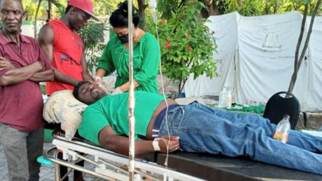 Brigade Medis rawat orang yang terluka akibat gempa Haiti