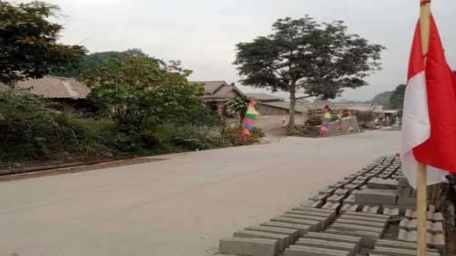 Hujan abu dampak erupsi Gunung Merapi menutupi jalan desa di Dukuh/Desa Tlogolele Kecamatan Selo, Kabupaten Boyolali, Jawa Tengah, Senin, 16 Agustus 2021.