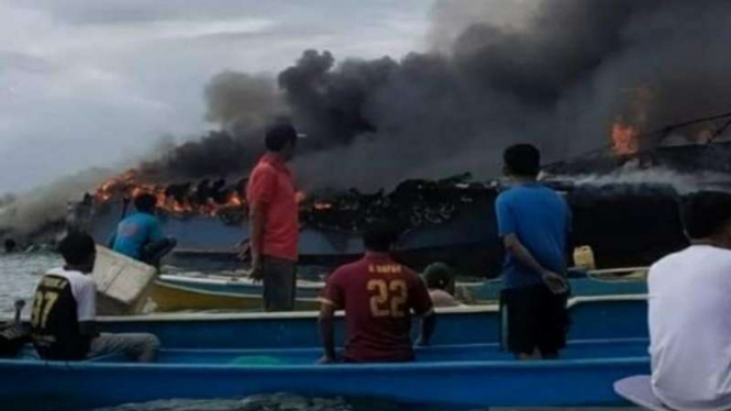 Kapal motor Sumber Poleang terbakar saat mengangkut penumpang melewati wilayah perairan Kecamatan Kabaena Utara, Kabupaten Bombana, Sulawesi Tenggara, Senin siang, 16 Agustus 2021.