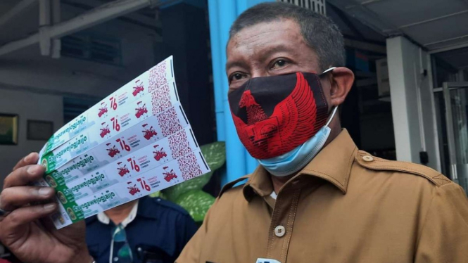 Eks Wali Kota Yogyakarta Haryadi Suyuti memperkenalkan gelang vaksin.