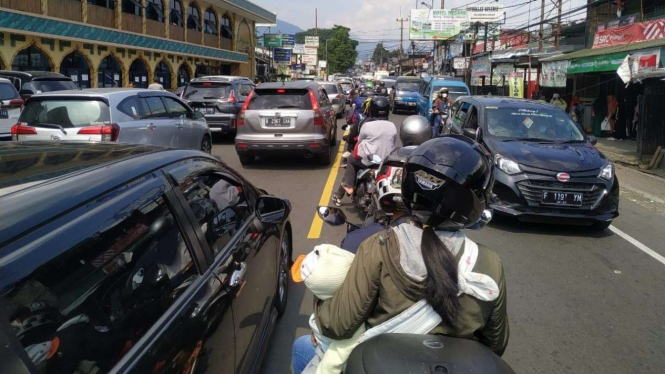 Situasi arus lalu lintas di Puncak, Bogor, Jabar. 