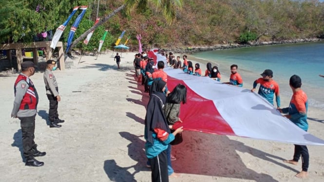 Persiapan pengibaran bendera bawah laut di Lombok Utara.