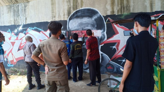 Mural foto mirip Jokowi  